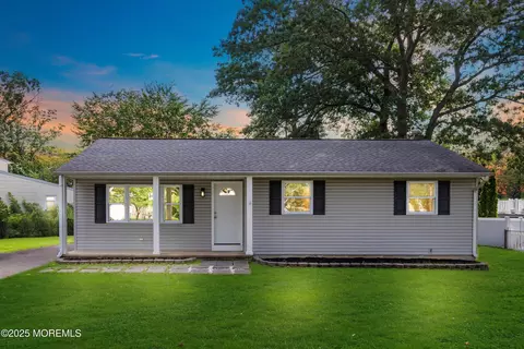 585 Fawn Dr, Toms River, NJ 08753