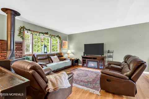 Living - 45 Ocean Ave, Jackson, NJ 08527 photo 2 of 5