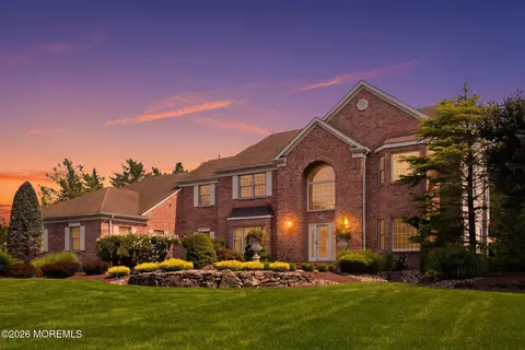 319 Valley View Cir, Freehold, NJ 07728