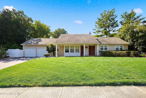 25 Mccue Rd, Morganville, NJ 07751