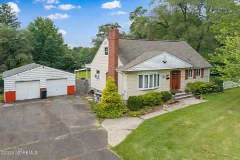 752 Park Ave, Belford, NJ 07718