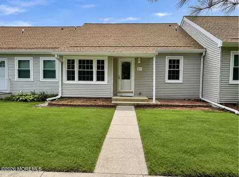 80 Parkway Dr #D, Freehold, NJ 07728