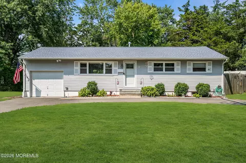 2 Tolly Ct, Toms River, NJ 08757