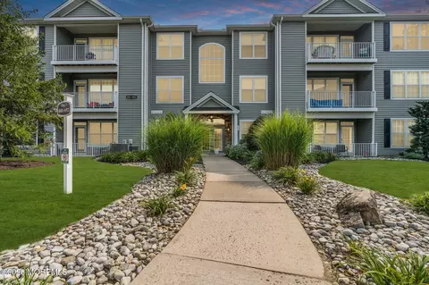683 Saint Andrews Pl #683, Manalapan, NJ 07726