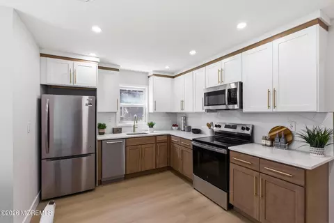 2 Leighton Ln, Manchester, NJ 08759