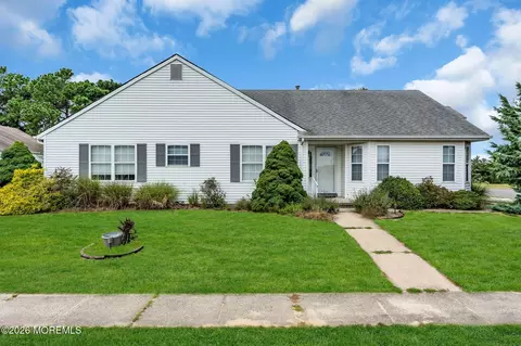 91 Portsmouth Dr, Toms River, NJ 08757