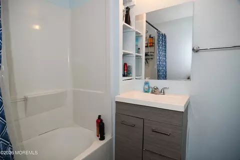 Bath - 84 Lighthouse Dr, Waretown, NJ 08758 photo 3 of 5