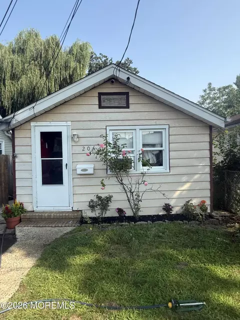 206 Hillcrest Ave, Laurence Harbor, NJ 08879