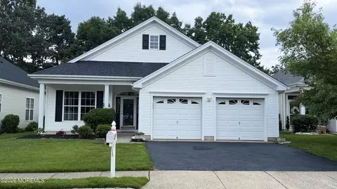 42 Greenways Ln, Lakewood, NJ 08701