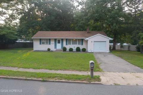 826 Bartlett Pl, Toms River, NJ 08753