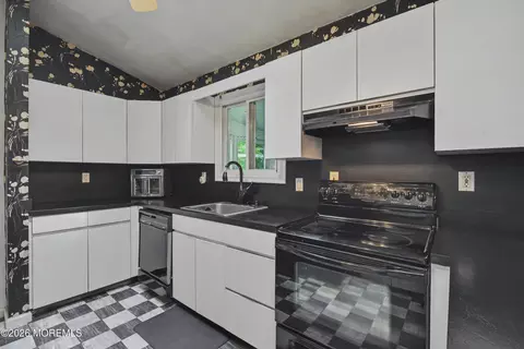 Kitchen - 35 Buckingham Dr, Jackson, NJ 08527 photo 2 of 3