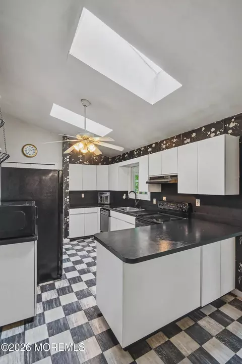 Kitchen - 35 Buckingham Dr, Jackson, NJ 08527 photo 3 of 3