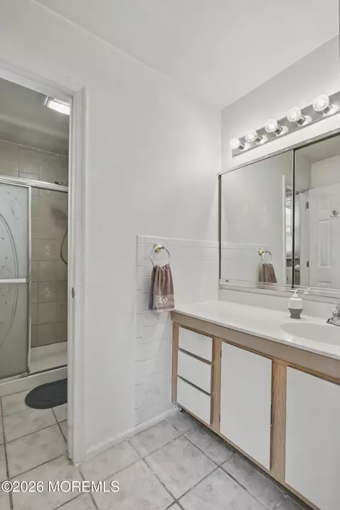 Bath - 35 Buckingham Dr, Jackson, NJ 08527 photo 3 of 4