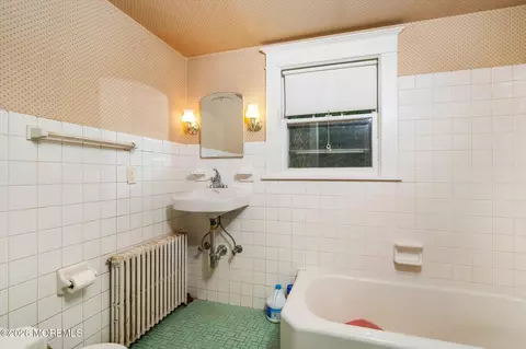 Bath - 401 Brown St, Brielle, NJ 08730 photo 3 of 3