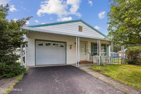 2 Kelowna Ct, Toms River, NJ 08757