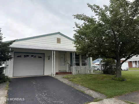 2 Kelowna Ct, Toms River, NJ 08757