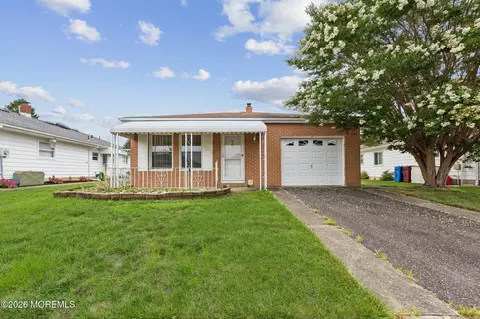 93 Hyannis St, Toms River, NJ 08757