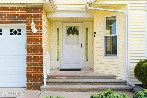 31 Portsmouth Dr, Toms River, NJ 08757
