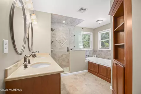 Bath - 45 Pineoaka Rd, Jackson, NJ 08527 photo 2 of 4