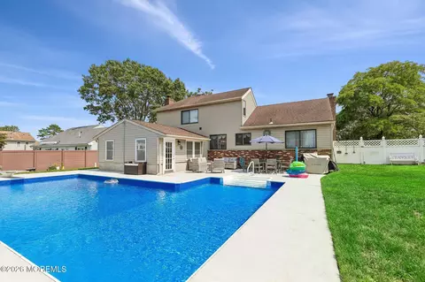 1100 Carlow Dr, Toms River, NJ 08753