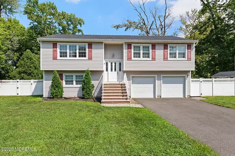 5 Sanders Dr, Middletown, NJ 07748