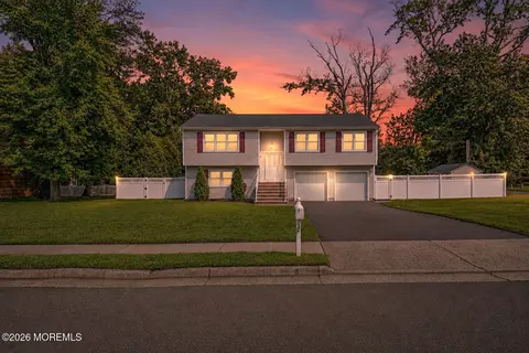 5 Sanders Dr, Middletown, NJ 07748