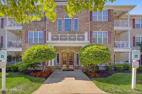 422 Sophee Ln, Lakewood, NJ 08701