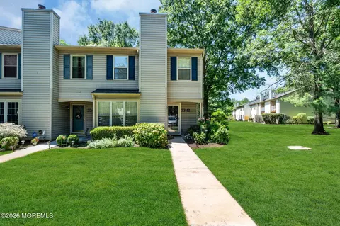 33 Trumbull Dr #12, Freehold, NJ 07728