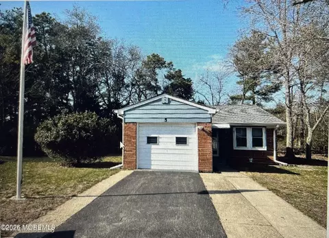 5 Revere Ct, Whiting, NJ 08759