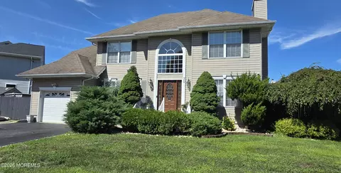 30 Heritage Dr, Englishtown, NJ 07726