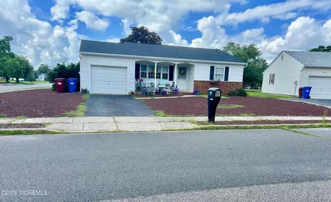 22 Brakenbury Ct, Toms River, NJ 08757
