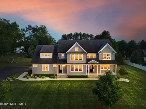 8 Legend Hollow Ct, Freehold, NJ 07728