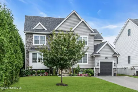 7 Dune Ct, Lakewood, NJ 08701