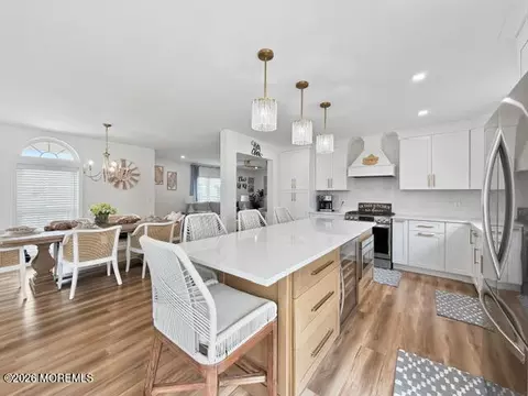 72 Oak Ridge Ln, Manahawkin, NJ 08050