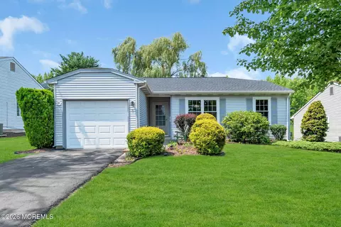 5 Lakeview Dr, Marlboro, NJ 07746