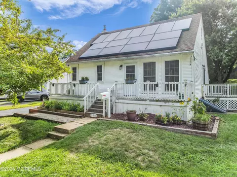 398 Riverdale Dr, Keyport, NJ 07735