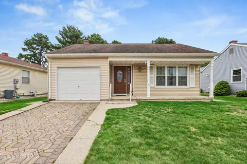 28 W Kinkora Ct W, Toms River, NJ 08757