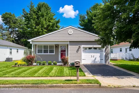 4 Doral Dr, Toms River, NJ 08757