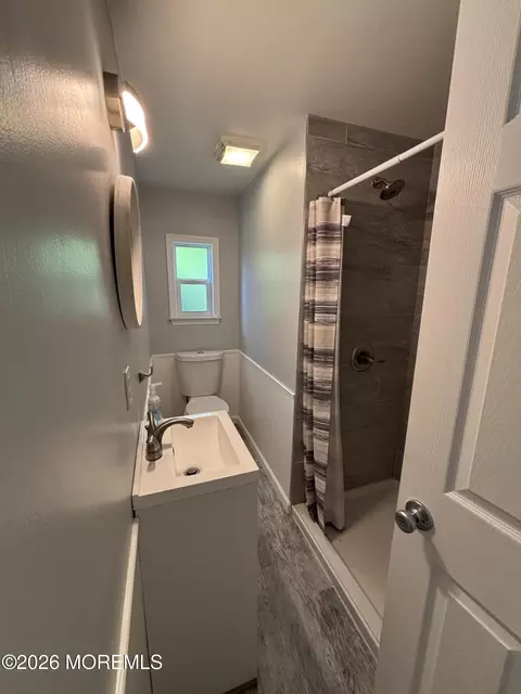Bath - 42 Douglas Dr, Jackson, NJ 08527 photo 1 of 7