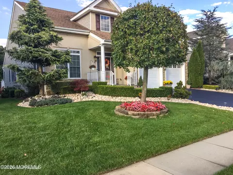 4 Salter Ct, Manalapan, NJ 07726