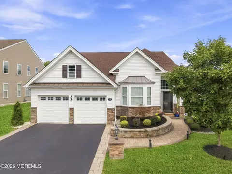 17 Legacy Ct, Freehold, NJ 07728