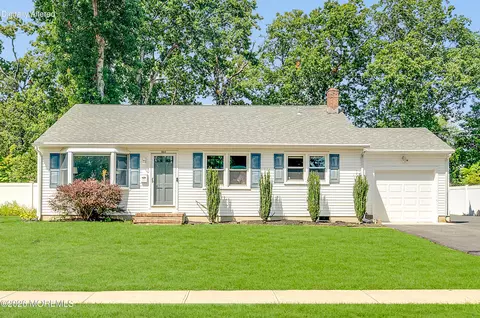 864 Roundtree Dr, Toms River, NJ 08753