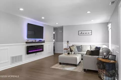 701 Zlotkin Cir #8, Freehold, NJ 07728