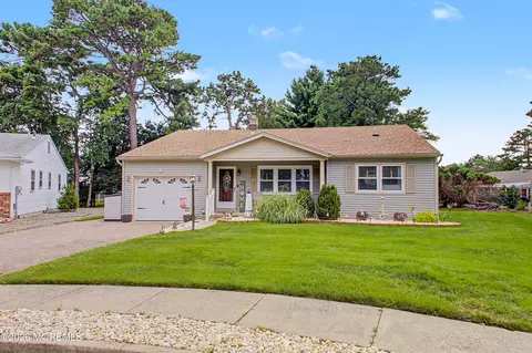 30 Bugle Ct, Toms River, NJ 08757