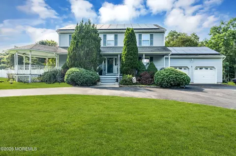 3 River Dr, Farmingdale, NJ 07727