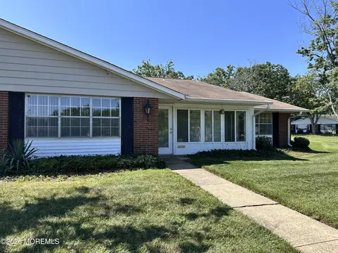 587 B Lake Point Dr, Lakewood, NJ 08701