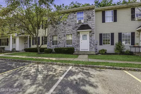 572 Davids Ct, Lakewood, NJ 08701