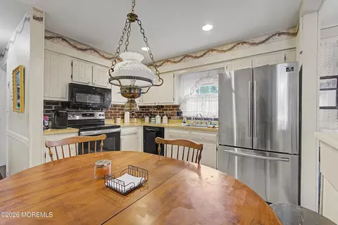 Kitchen - 159 Berkeley Dr, Brick, NJ 08724 photo 4 of 4