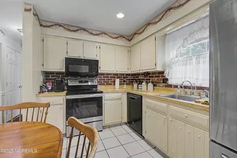 Kitchen - 159 Berkeley Dr, Brick, NJ 08724 photo 2 of 4
