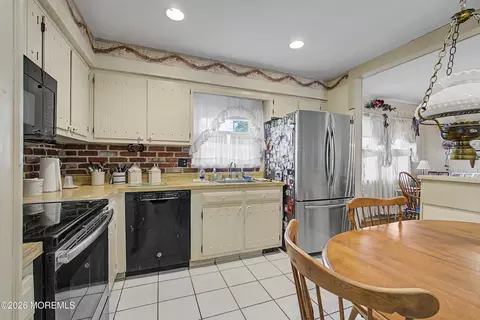 Kitchen - 159 Berkeley Dr, Brick, NJ 08724 photo 3 of 4
